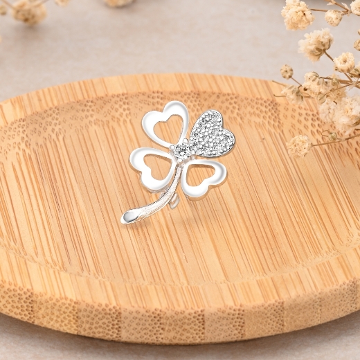 kerongsang clover empat daun